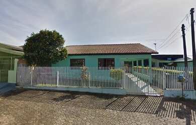 Imagem: A casa possui 3 Dormitórios, 2 Banheiros, 4 Vagas na garagem