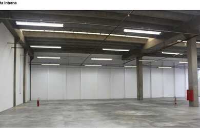 Imagem: O depósito possui 5 Vagas na garagem, 5.700m² de Área e