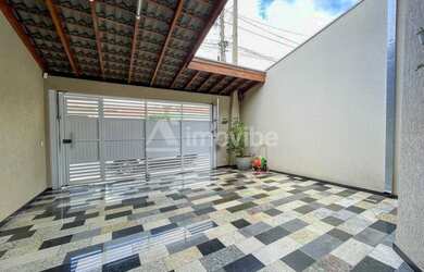 Imagem: A casa possui 2 Dormitórios, 2 Banheiros, 2 Vagas na garagem