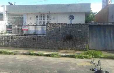 Imagem: A casa possui 4 Dormitórios, 2 Banheiros e está localizado