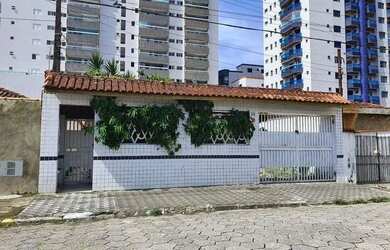 Imagem: A casa possui 3 Dormitórios, 2 Banheiros, 3 Vagas na garagem