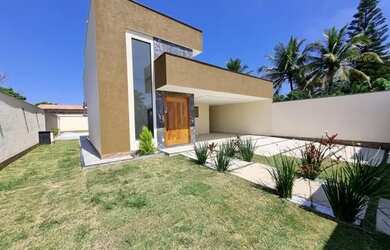 Imagem: A casa possui 3 Dormitórios, 2 Banheiros, 1 Vaga na garagem