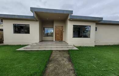 Imagem: A casa em condomínio possui 3 Dormitórios, 2 Banheiros, 139m²