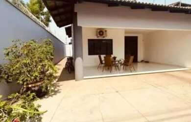 Imagem: A casa possui 3 Dormitórios, 3 Banheiros, 3 Vagas na garagem