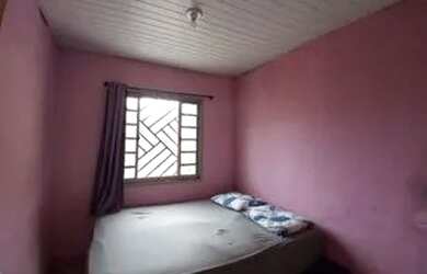 Imagem: A casa possui 3 Dormitórios e 1 Banheiro e está localizado