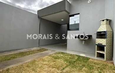 Imagem: A casa possui 3 Dormitórios, 1 Banheiro, 2 Vagas na garagem