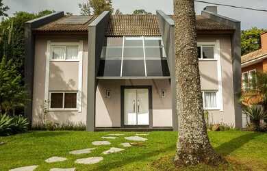 Imagem: A casa possui 4 Dormitórios, 5 Banheiros, 5 Vagas na garagem