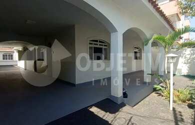 Imagem: A casa possui 3 Dormitórios, 4 Banheiros, 5 Vagas na garagem