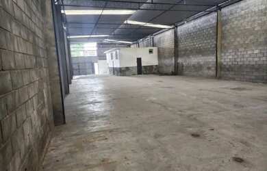 Imagem: O depósito possui 2 Vagas na garagem e 300m² de Área e está