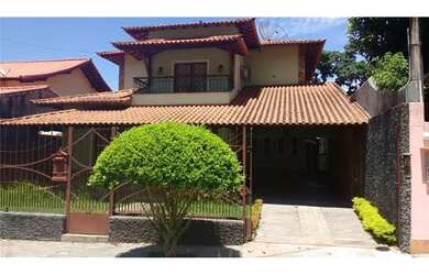 Imagem: A casa possui 4 Dormitórios, 5 Banheiros, 2 Vagas na garagem