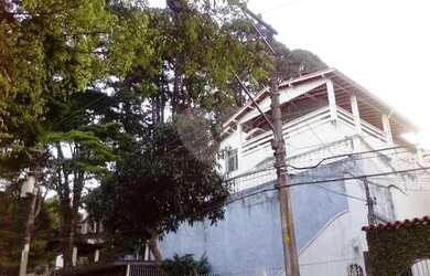 Imagem: A casa em condomínio possui 4 Dormitórios, 5 Banheiros, 2