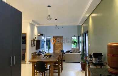 Imagem: A casa possui 3 Dormitórios, 3 Banheiros, 2 Vagas na garagem