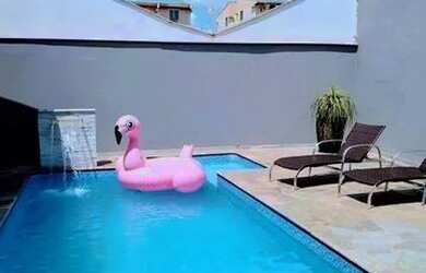 Imagem: A casa possui 3 Dormitórios, 3 Banheiros, 4 Vagas na garagem