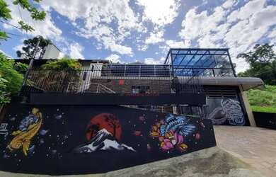 Imagem: A casa possui 5 Dormitórios, 3 Banheiros, 2 Vagas na garagem