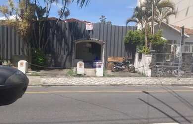 Imagem: A casa possui 5 Dormitórios, 2 Banheiros, 5 Vagas na garagem