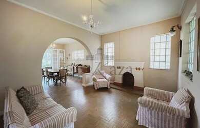 Imagem: A casa possui 4 Dormitórios, 5 Banheiros, 4 Vagas na garagem