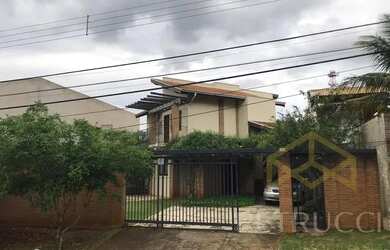 Imagem: A casa possui 4 Dormitórios, 3 Banheiros, 5 Vagas na garagem