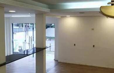 Imagem: A casa possui 4 Dormitórios, 4 Banheiros, 4 Vagas na garagem