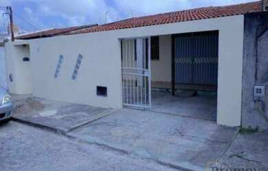 Imagem: A casa possui 2 Dormitórios, 2 Banheiros, 2 Vagas na garagem