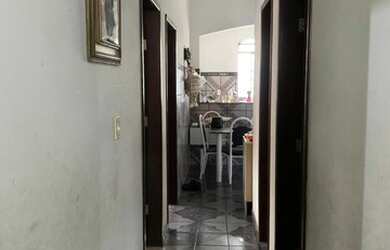 Imagem: A casa possui 4 Dormitórios, 1 Banheiro, 2 Vagas na garagem