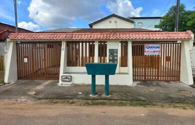 Imagem: A casa possui 3 Dormitórios, 2 Banheiros, 4 Vagas na garagem