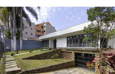 Imagem: A casa possui 4 Dormitórios, 5 Banheiros, 5 Vagas na garagem