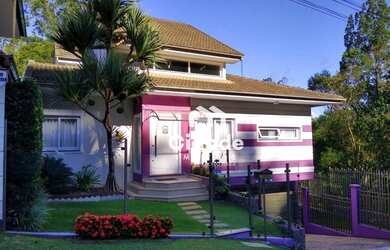 Imagem: A casa possui 3 Dormitórios, 2 Banheiros, 2 Vagas na garagem