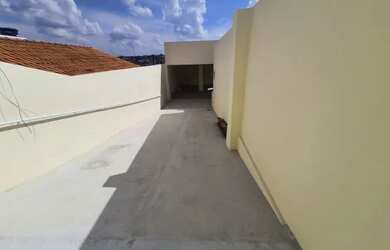 Imagem: A casa possui 3 Dormitórios, 1 Banheiro, 2 Vagas na garagem