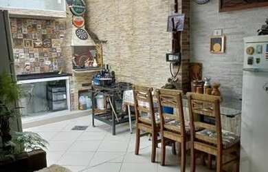 Imagem: A casa possui 4 Dormitórios, 3 Banheiros, 3 Vagas na garagem