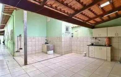 Imagem: A casa possui 3 Dormitórios, 1 Banheiro, 1 Vaga na garagem