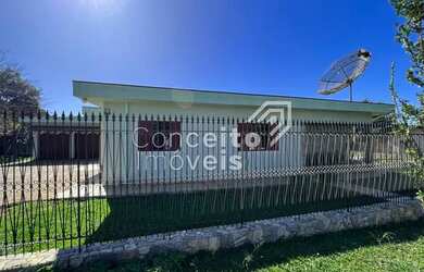 Imagem: A casa possui 5 Dormitórios, 3 Banheiros, 2 Vagas na garagem