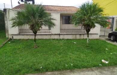 Imagem: A casa possui 4 Dormitórios, 1 Banheiro, 3 Vagas na garagem