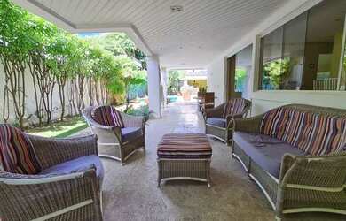 Imagem: A casa possui 4 Dormitórios, 5 Banheiros, 2 Vagas na garagem