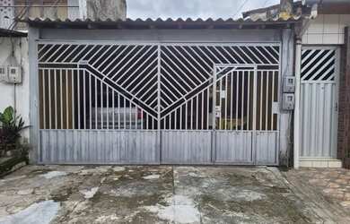 Imagem: A casa possui 3 Dormitórios, 2 Banheiros, 2 Vagas na garagem