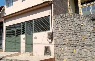 Imagem: A casa possui 3 Dormitórios, 2 Banheiros, 1 Vaga na garagem