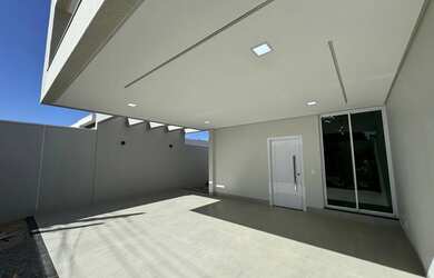 Imagem: A casa possui 3 Dormitórios, 3 Banheiros, 3 Vagas na garagem