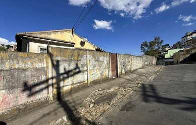 Imagem: A casa possui 3 Dormitórios, 3 Banheiros, 300m² de Área e