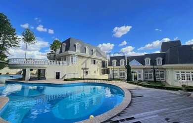 Imagem: A casa em condomínio possui 5 Dormitórios, 5 Banheiros, 5