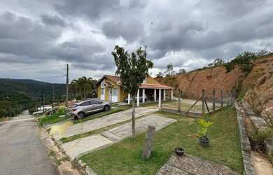 Imagem: A casa possui 3 Dormitórios, 2 Banheiros, 5 Vagas na garagem