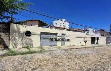 Imagem: A casa possui 4 Dormitórios, 4 Banheiros, 5 Vagas na garagem