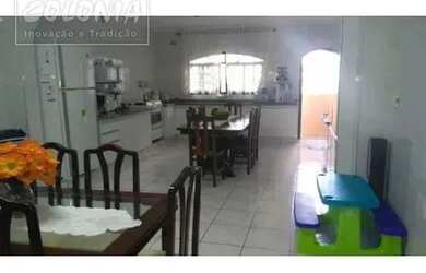 Imagem: A casa possui 3 Dormitórios, 4 Banheiros, 5 Vagas na garagem