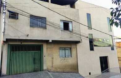 Imagem: A casa possui 4 Dormitórios, 2 Banheiros, 1 Vaga na garagem