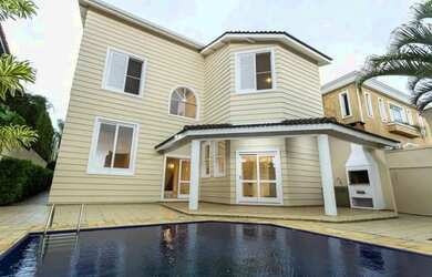 Imagem: A casa em condomínio possui 4 Dormitórios, 5 Banheiros, 4