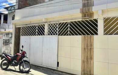 Imagem: A casa possui 4 Dormitórios, 2 Banheiros, 2 Vagas na garagem