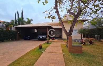 Imagem: A casa em condomínio possui 4 Dormitórios, 5 Banheiros, 5