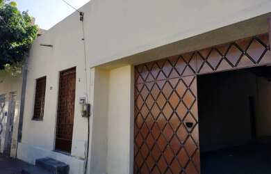 Imagem: A casa possui 3 Dormitórios, 1 Banheiro, 2 Vagas na garagem