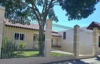 Imagem: A casa possui 3 Dormitórios, 1 Banheiro, 2 Vagas na garagem