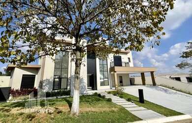 Imagem: A casa em condomínio possui 4 Dormitórios, 5 Banheiros, 5