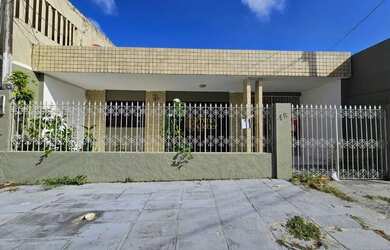 Imagem: A casa possui 3 Dormitórios, 2 Banheiros, 1 Vaga na garagem