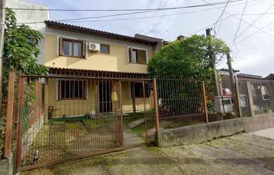 Imagem: A casa possui 4 Dormitórios, 2 Banheiros, 1 Vaga na garagem